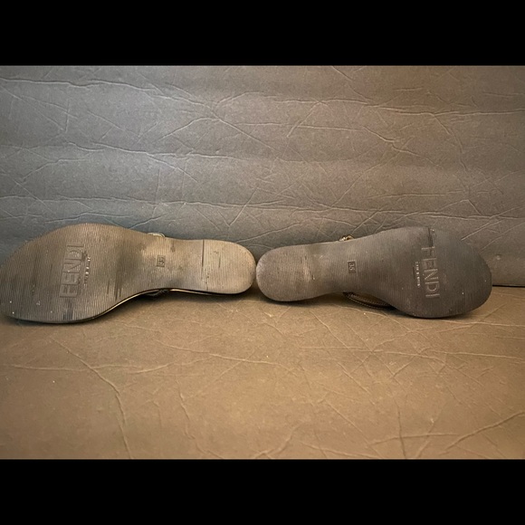 Fendi sandals in gold and black - Picture 9 of 13